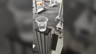 Porta rápida com motor brushless garante acesso rápido sem prender pessoas.